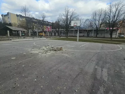 Po prvih ocenah je na silvestrovo v naselju Planina v Kranju zaradi pirotehnike in vandalizma nastalo za nekaj deset tisoč evrov &scaron;kode. 