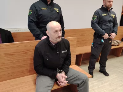 Obsodbo za napad z nožem razveljavili zaradi napake sodnice