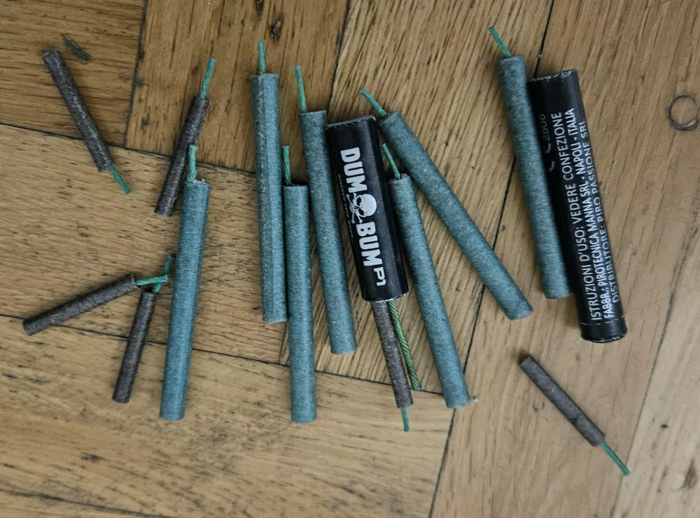 Vandali uničili klopi, po&scaron;kodovali asfalt, iztrgali gasilni aparat