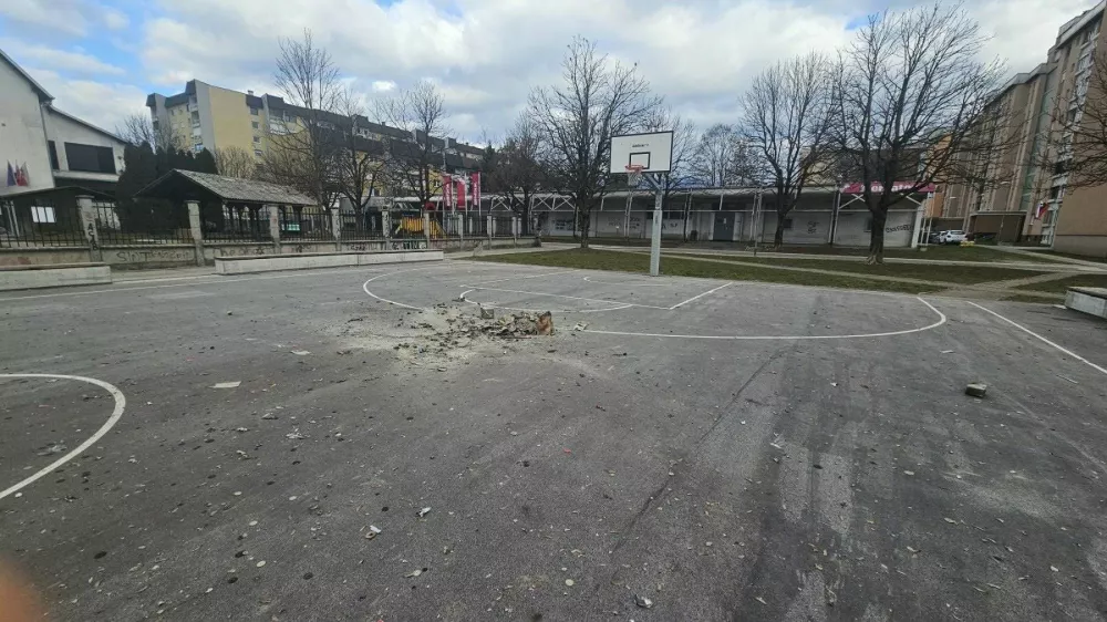 Vandali uničili klopi, po&scaron;kodovali asfalt, iztrgali gasilni aparat