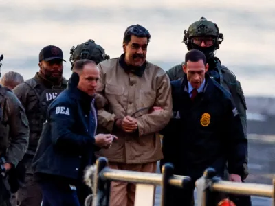 Captured Venezuelan President Nicolas Maduro arrives at the Downtown Manhattan Heliport, as he heads towards the Daniel Patrick Manhattan United States Courthouse for an initial appearance to face U.S. federal charges including narco-terrorism, conspiracy, drug trafficking, money laundering and others in New York City, U.S., January 5, 2026. REUTERS/Eduardo Munoz / Foto: Eduardo Munoz