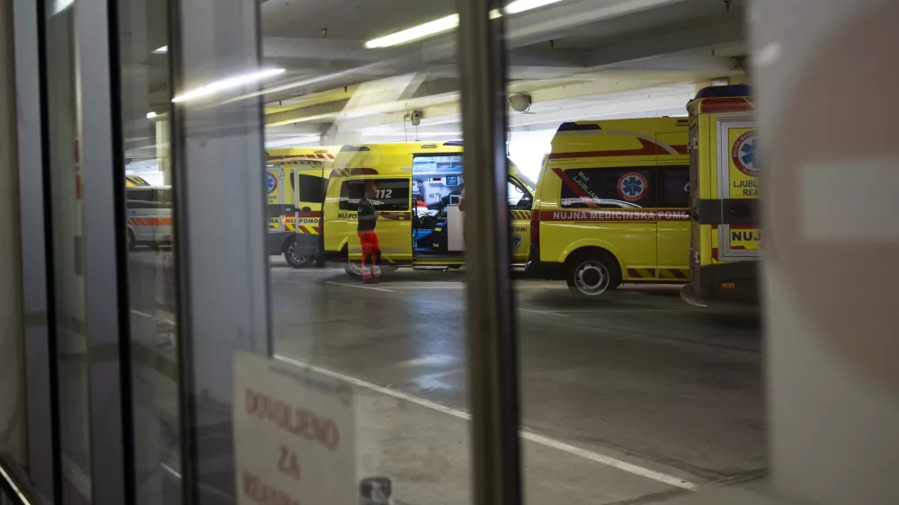 Huda gneča na ljubljanski nujni pomoči. Se obetajo prevozi v druge bolni&scaron;nice?
