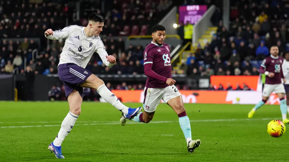 07 January 2026, United Kingdom, Burnley: Manchester United's Benjamin Sesko (L) scores his side's first goal during the English Premier League soccer match between Burnley and Manchester United at Turf Moor. Photo: Martin Rickett/PA Wire/dpa