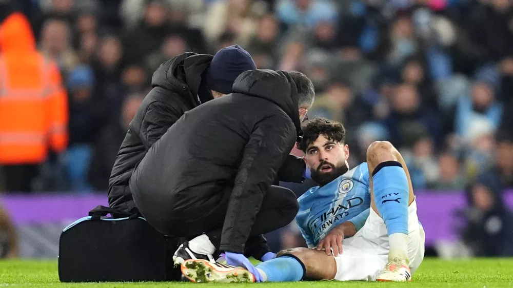 04 January 2026, United Kingdom, Manchester: Manchester City's Josko Gvardiol receives teatment for an injury during the English Premier League soccer match between Manchester City and Chelsea at the Etihad Stadium. Photo: Martin Rickett/PA Wire/dpa