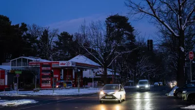 05 January 2026, Berlin: A petrol station at a junction on Potsdamer Chaussee is without power after a power cut. Tens of thousands of people in the south-west of the capital have no electricity. Photo: Christophe Gateau/dpa