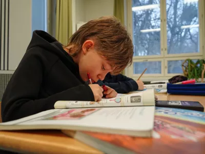 Ten-year-old fourth grade student Ilo Lindgren works during a media literacy class at Tapanila Primary School in Tapanila, Finland, on Dec. 9, 2025. (AP Photo/James Brooks) / Foto: James Brooks
