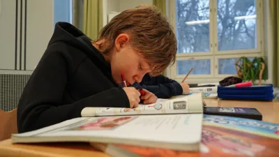Ten-year-old fourth grade student Ilo Lindgren works during a media literacy class at Tapanila Primary School in Tapanila, Finland, on Dec. 9, 2025. (AP Photo/James Brooks) / Foto: James Brooks