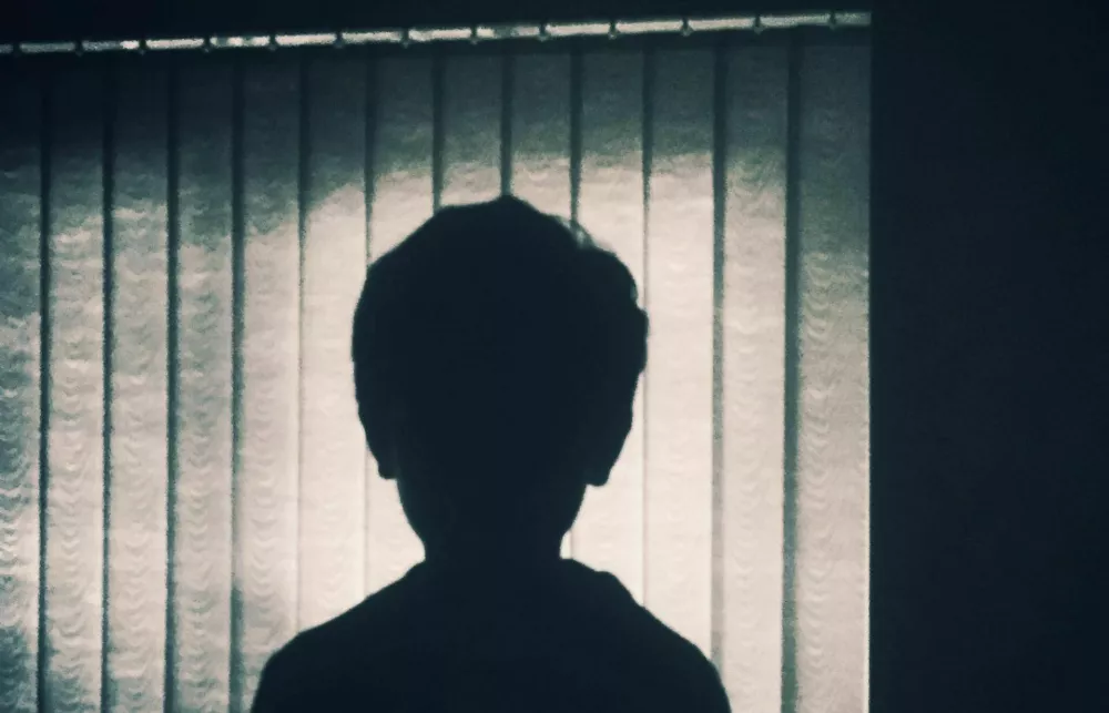 V javnosti odmeva pretresljiv primer, zaradi ne&scaron;olanja star&scaron;em odvzeli otroka