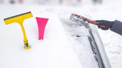 Clearing the snow from the car in the winter in the yard with a shovel, brush and scraper / Foto: Ruslan Khismatov, Getty Images/istockphoto