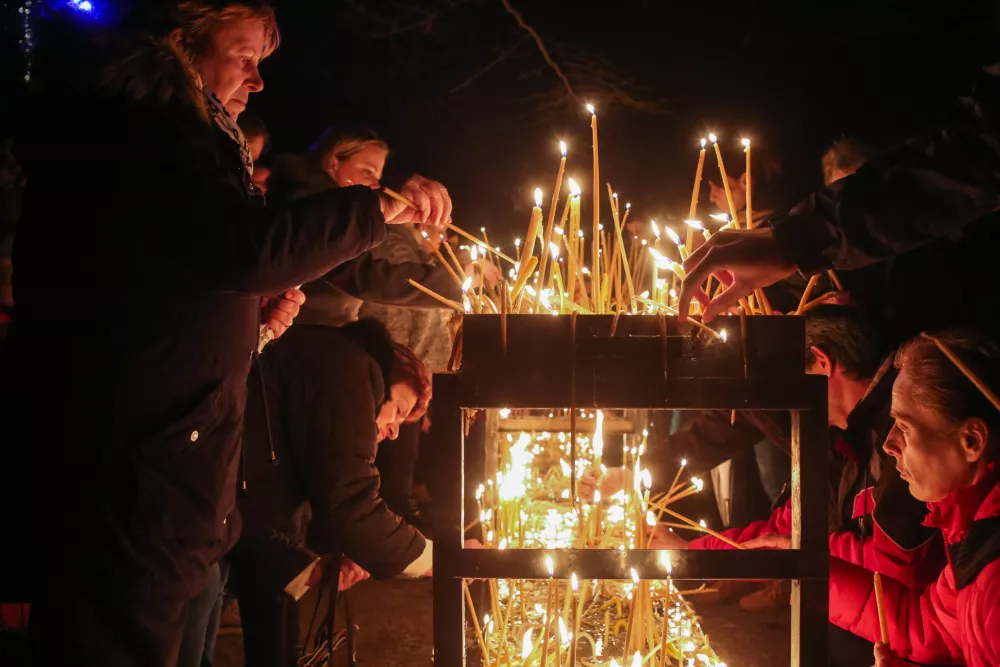 06.01.2018. Pravoslavni božič, badnje veče pred pravoslavno cerkvijo v Ljubljani//FOTO: Bojan Velikonja