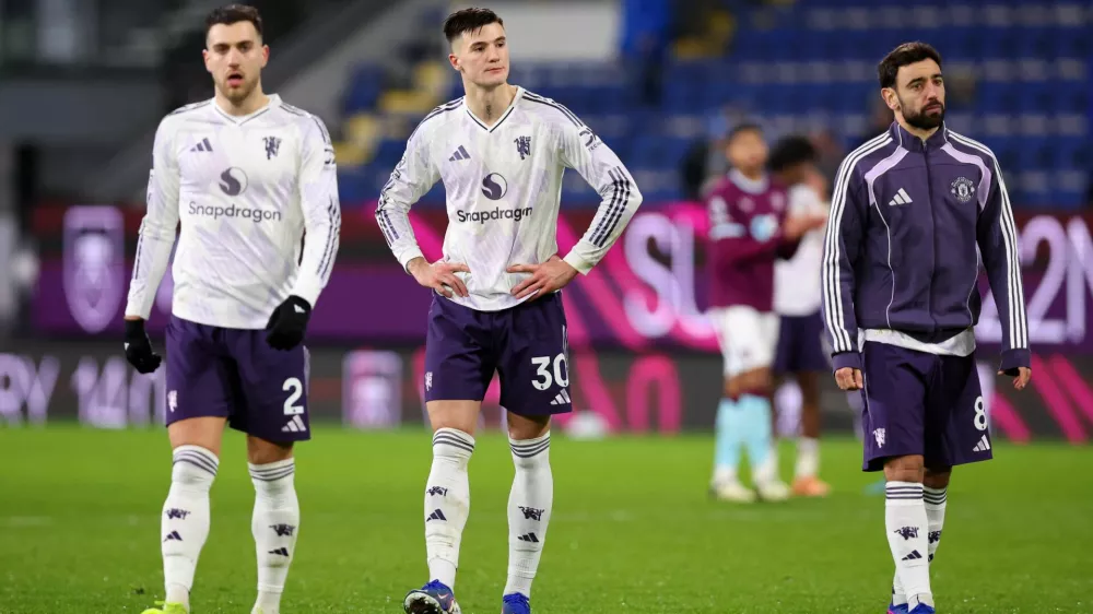 Soccer Football - Premier League - Burnley v Manchester United - Turf Moor, Burnley, Britain - January 7, 2026 Manchester United's Diogo Dalot, Benjamin Sesko and Bruno Fernandes after the match Action Images via Reuters/Craig Brough EDITORIAL USE ONLY. NO USE WITH UNAUTHORIZED AUDIO, VIDEO, DATA, FIXTURE LISTS, CLUB/LEAGUE LOGOS OR 'LIVE' SERVICES. ONLINE IN-MATCH USE LIMITED TO 120 IMAGES, NO VIDEO EMULATION. NO USE IN BETTING, GAMES OR SINGLE CLUB/LEAGUE/PLAYER PUBLICATIONS. PLEASE CONTACT YOUR ACCOUNT REPRESENTATIVE FOR FURTHER DETAILS..