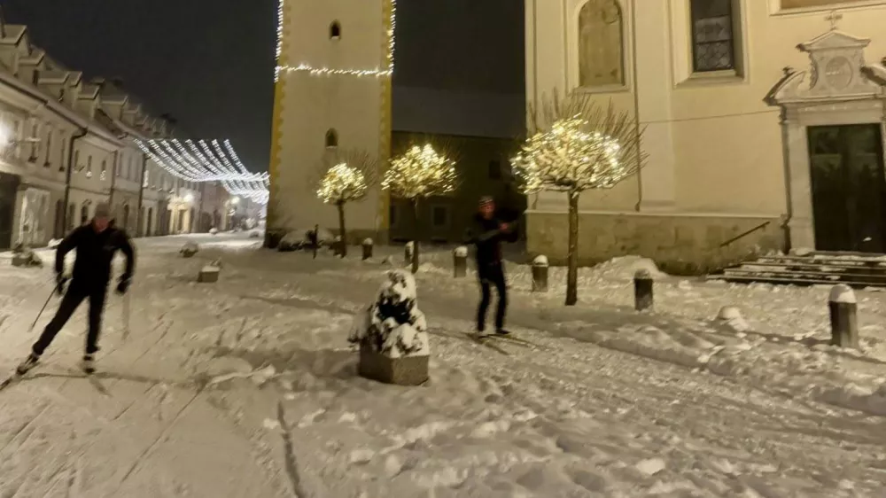 Tekači na smučkah so hiteli mimo cerkve na &Scaron;utni. Foto: FB/Živim Kamnik