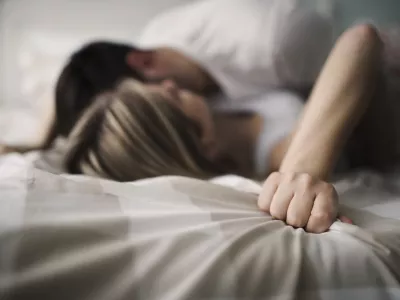 Beautiful young couple being romantic and passionate in bed / Foto: Nd3000,getty Images