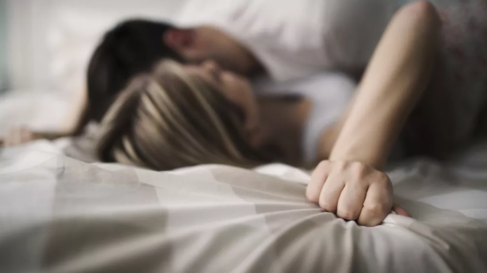 Beautiful young couple being romantic and passionate in bed / Foto: Nd3000,getty Images