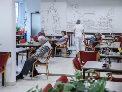 - 05.12.2025 - Robert Golob je obiskal Dom Starej&scaron;ih Občanov &Scaron;i&scaron;ka- starost, starostniki, dolgotrajna oskrba//FOTO: Jaka Gasar