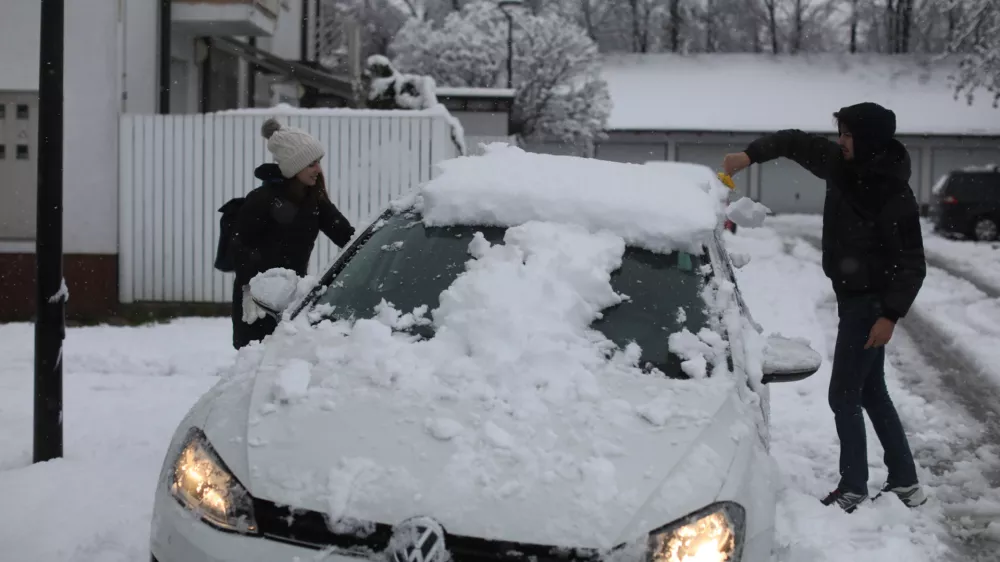 - či&scaron;čenje snega iz avtomobila- 16.01.2023 &ndash; Obilno sneženje v Ljubljani &ndash; sneg povzročil težave v prometu -&nbsp;//FOTO:Bojan Velikonja