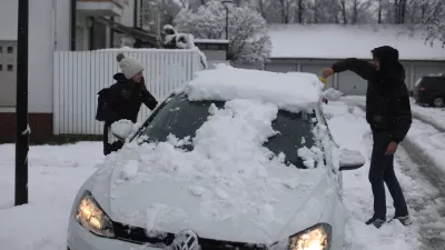 - či&scaron;čenje snega iz avtomobila- 16.01.2023 &ndash; Obilno sneženje v Ljubljani &ndash; sneg povzročil težave v prometu -&nbsp;//FOTO:Bojan Velikonja