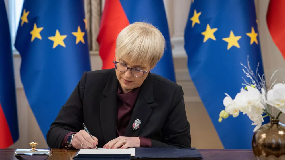 Ljubljana, predsedniska palaca.Predsednica republike Natasa Pirc Musar je podpisala odlok o razpisu volitev v DZ, ki bodo 22. marca.