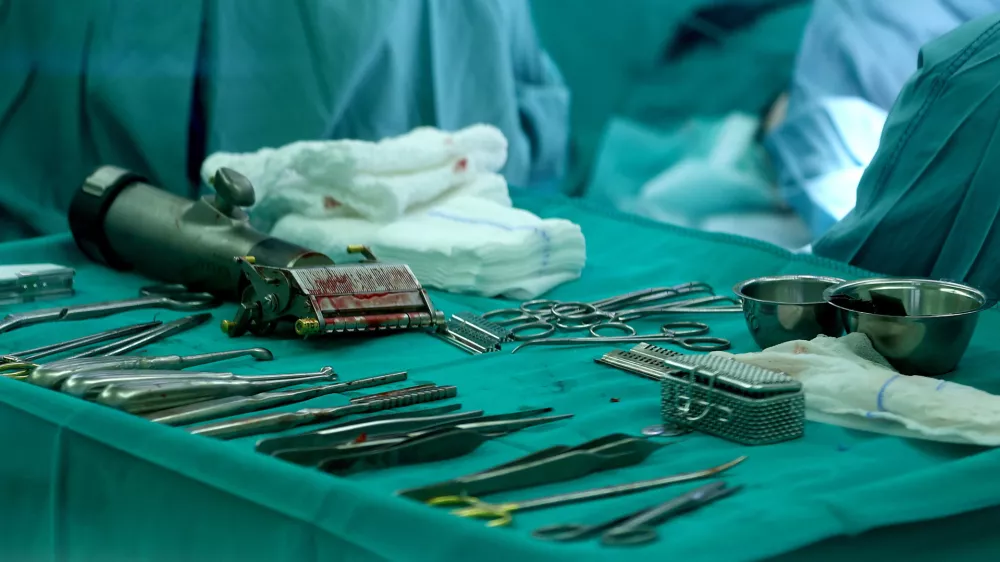 ATTENTION EDITORS - the patient in this photograph is not a victim of the fire at the "Le Constellation" bar in Switzerland.  Surgical instruments lie, as patient with severe burning injuries undergoes an exemplary surgery for plastic skin graft by a team of plastic reconstructive surgeons at UKH Berlin in Berlin, Germany, January 5, 2026. Accident hospital UKH Unfallkrankenhaus Berlin treats a patient following a fire and explosion during a New Year's Eve party at the "Le Constellation" bar, in which people died and others were injured, in the upscale ski resort of Crans‑Montana in southwestern Switzerland. REUTERS/Lisi Niesner