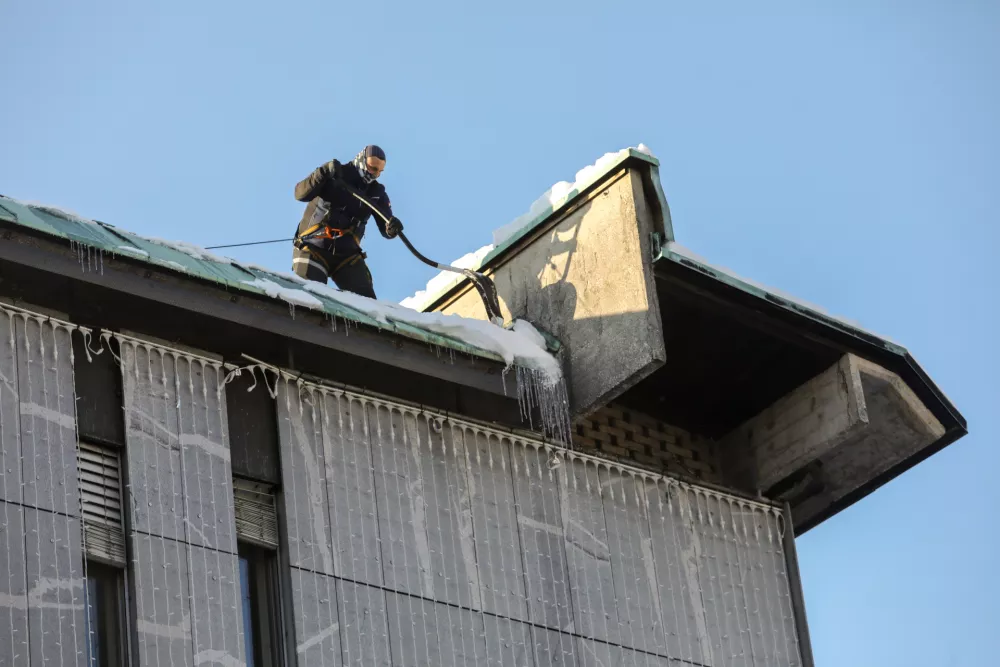 08.01.2025 - zima - mraz - sneg - či&scaron;čenje snega s stehe - delo na vi&scaron;iniFoto: Luka Cjuha