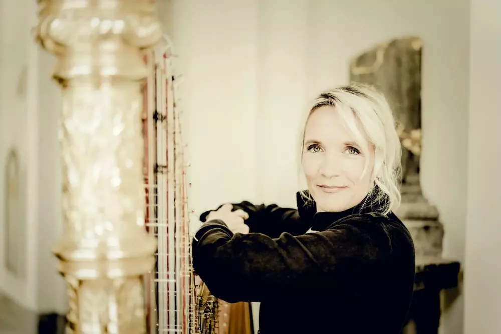 Harfistka Mojca Zlobko Vajgl (na fotografiji) in dramska igralka Polona Vetrih sta sestavili koncertno-literarni večer, na katerega sta &raquo;povabili&laquo; slikarko Ivano Kobilco. F arhiv FL