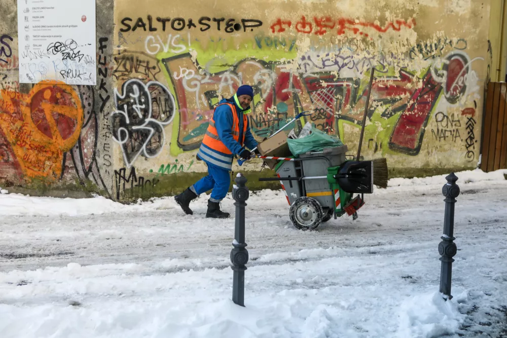 08.01.2025 - Sneg - mraz v Ljubljani - smetar -komunala - Foto: Luka Cjuha