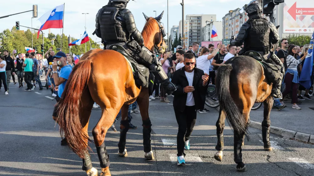 - policijska konjenica - protestniki so se sprehodili po ljubljanskih ulicah proti severni ljubljanski obvoznici ter zaustavili promet - - 29.09.2021 - protest nasprotnikov uvajanja covid ukrepov PCT (preboleli, cepljeni, testirani) v organizaciji stranke Resni.ca - protestniki zahtevali da se covid ukrepi spremenijo v priporočila in da se razpi&scaron;ejo predčasne volitve - Epidemija koronavirus COVID-19, - protestni shod Antivaxerjev - //FOTO: Bojan Velikonja