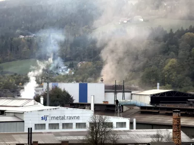 Ravne na Koro&scaron;kem - Sij Metal Ravne - dim iz dimnika onesnaženje