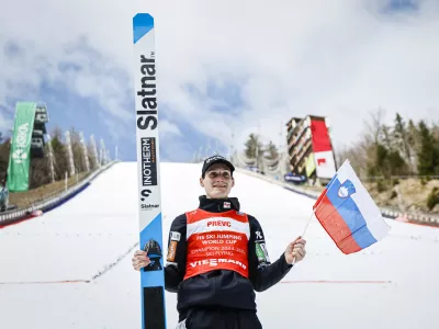 Planica.Posamicna tekma in razglasitev zmagovalcev sezone v skupnih sestevkih FIS svetovnega pokala v smucarskih skokih in smucarskih poletih ter v pokalu narodov.Novi svetovni rekorder in dobitnik malega globusa v poletih Domen Prevc. / Foto: Anze Malovrh/sta