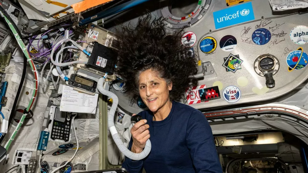 Sunita Williams avgusta 2024 prek radia z ISS odgovarja na vpra&scaron;anja indonezijskih &scaron;tudentov. 