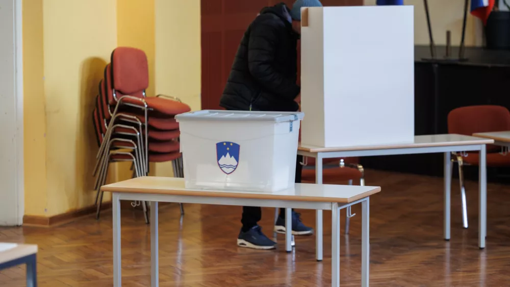 Radomlje, volisce v Kulturnem domu Radomlje.Zakonodajni referendum o zakonu o pomoci pri prostovoljnem koncanju zivljenja.