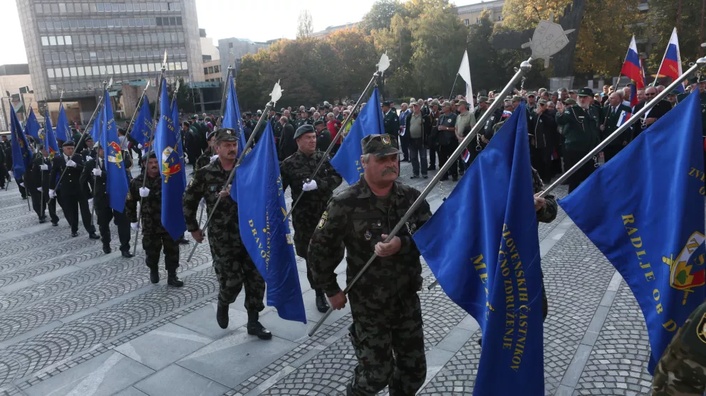 - prapor&scaron;čaki - veterani - 10.10.2018 - 50. obletnica ustanovitve TO - Teritorialna obramba Slovenije, - zbor na Trgu republike in slovesnost ZVVS, Zveza veteranov vojne za Slovenijo //FOTO: Luka Cjuha.