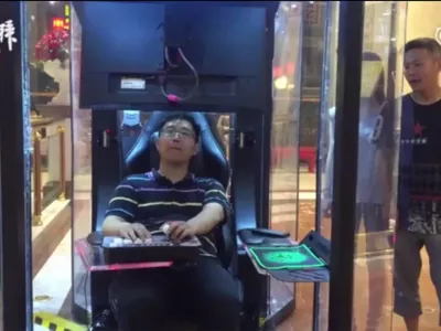 Mo&scaron;ki v kabinah lahko igrajo igrice. Foto: The paper