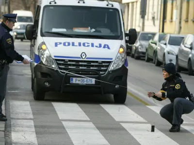 - prometna nesreča - Dalmatinova ulica - objestni mladenič je na prehodu za pe&scaron;ce pri Metalki v sredi&scaron;ču Ljubljane silovito trčil v 25-letno pe&scaron;ko, ki je pravilno prečkala cesto. Žrtev predrznega voznika je s hudimi po&scaron;kodbami končala v kliničnem centru, policija - meritev//FOTO: Bojan Velikonja