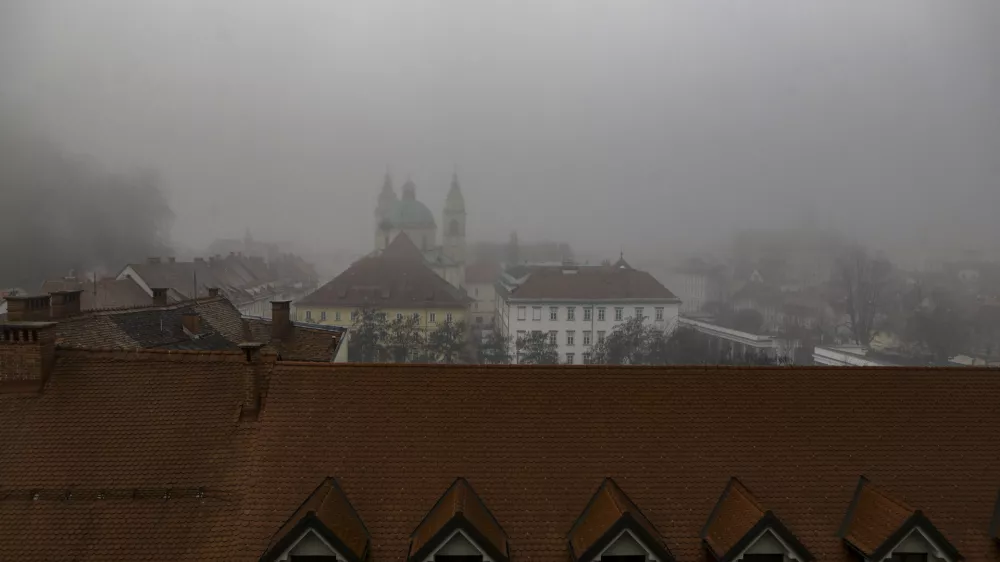 Megla - 21.12.2023 &ndash; Onesnažen zrak v Ljubljani - povi&scaron;ane vrednosti delcev v zraku - posledica povečanih izpustov in izrazitega temperaturnega obrata, ki zadržuje onesnažen zrak v nižinah, megla //FOTO: Luka Cjuha