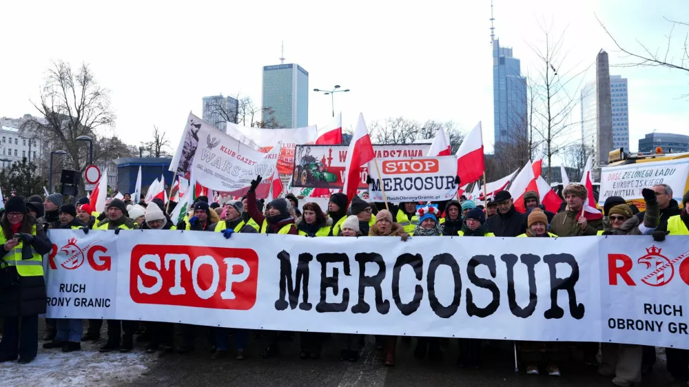 Demonstrators hold a banner, as Polish farmers protest against the Mercosur trade deal in the center of Warsaw, Poland, January 9, 2026. REUTERS/Aleksandra Szmigiel