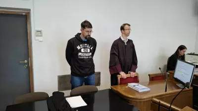 Janez Porenta, škofjeloški učitelj verouka in novinar, tik pred izrekom sodbe za posedovanje materiala spolne zlorabe otrok. 