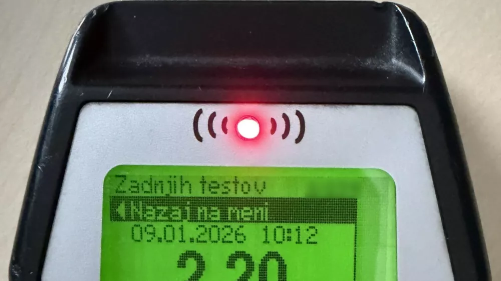 Elektronski alkotest je pokazal rezultat 2,20 mg/l alkohola v izdihanem zraku, kar pomeni, da je imel voznik v organizmu več kot 4,6 promila alkohola. 