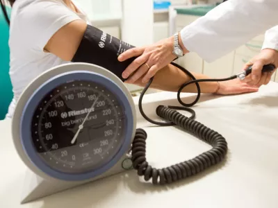 - 21.11.2017, Ljubljana - zdravstvo, ambulanta, zdravnik, merjenje krvnega tlaka, pritiska, ordinacija, kartoteke, predalnikFoto: Matja Rut