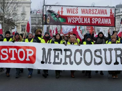 Polish farmers hold a banner as they protest against the Mercosur trade deal in the center of Warsaw, Poland, January 9, 2026. REUTERS/Aleksandra Szmigiel    TPX IMAGES OF THE DAY