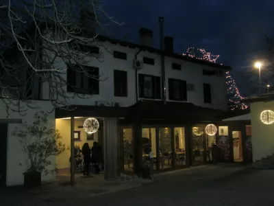 Gostilna Pri hrastu, z novim znakom stopnico vi&scaron;je od povprečja.