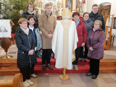 Spodnja Idrija, zupnijska cerkev.Predstavitev masnega plasca in mitre z idrijsko cipko kot darilo papezu.Motiv mitre z idrijsko cipko.