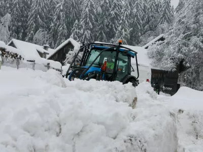 - traktor - pluženje - Jezersko, či&scaron;čenje snega- zaprta cesta -- Gorenjska - Preddvor -   - 3.2.2014 - ZIMA FEBRUAR 2014 - največja naravna katastrofa za elektroenergetski sistem v Sloveniji. - snežno-ledena ujma - ledeni oklep - zaradi snega in žledu podrta drevesa in električni drogovi - brez elektrike približno 250.000 ljudi - po&scaron;kodovanih okrog 500.000 hektarjev gozdov, kar je okrog 42 odstotkov celotne povr&scaron;ine gozda - ponekod brez vode ali telefonskih povezav - &scaron;tevilne vasi odrezane od sveta - žled - led - sneg   //FOTO: Bojan Velikonja