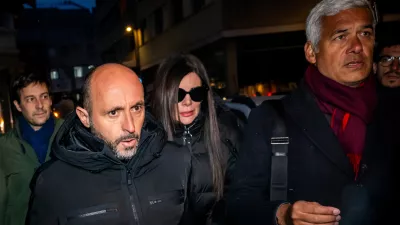 The owners of the "Le Constellation" bar in Crans-Montana, where the deadly fire happened on New Year's Day, Jacques und Jessica Moretti from France, center, arrive with their lawyers Patrick Michod, Yael Hayat and Nicola Meier, to be auditioned by the Valais public prosecutor's office in Sion, Switzerland, Friday, January 9, 2026. (Jean-Christophe Bott/Keystone via AP) / Foto: Jean-christophe Bott