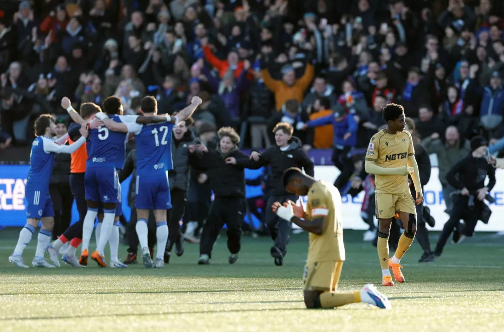 Soccer Football - FA Cup - Third Round - Macclesfield F.C. v Crystal Palace - Moss Rose, Macclesfield, Britain - January 10, 2026 Crystal Palace's Marc Guehi looks dejected as Macclesfield F.C. players celebrate after the match Action Images via Reuters/Jason Cairnduff   TPX IMAGES OF THE DAY / Foto: Jason Cairnduff