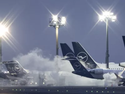 FILED - 05 January 2026, Hesse, Frankfurt/Main: A passenger plane is de-iced early in the morning at Frankfurt Airport. Temperatures are expected to stay well below freezing in the coming days. Photo: Boris Roessler/dpa