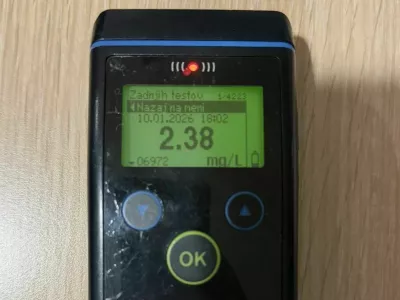 Alkotest je pokazal 2,38 mg/l alkohola v izdihanem zraku, kar pomeni, da je imel voznik v organizmu okoli 4,8 promila alkohola.