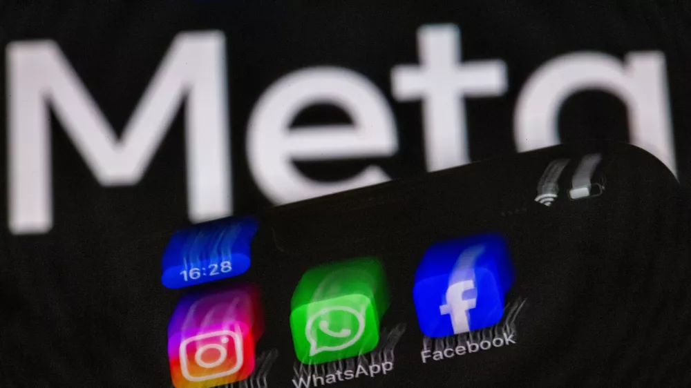 FILED - 16 May 2024, Mecklenburg-Western Pomerania, Schwerin: The apps Instagram, Facebook and WhatsApp can be seen on the display of a smartphone in front of the logo of the internet company Meta. Photo: Jens B&uuml;ttner/dpa