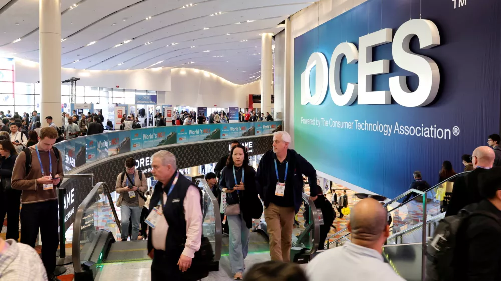 Attendees head to exhibits at the Venetian Convention & Expo Center during CES 2026, an annual consumer electronics trade show, in Las Vegas, Nevada, U.S. January 7, 2026. REUTERS/Steve Marcus