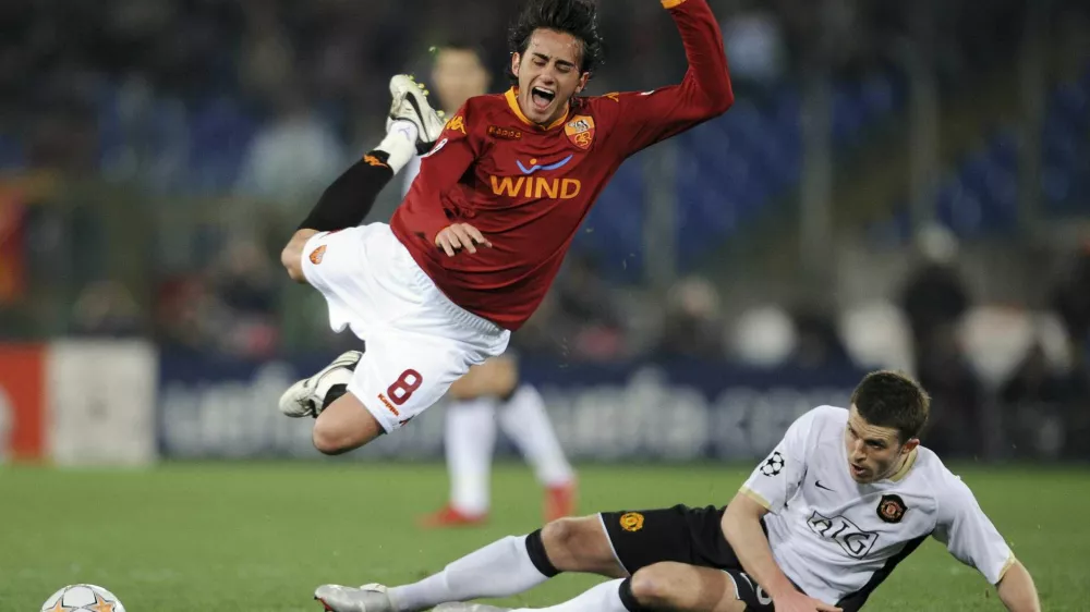 AS Roma's Alberto Aquilani (L) flies over Manchester United's Michael Carrick during their Champions League quarter-final first-leg soccer match at the Olympic Stadium in Rome April 1, 2008. REUTERS/Toby Melville (ITALY)